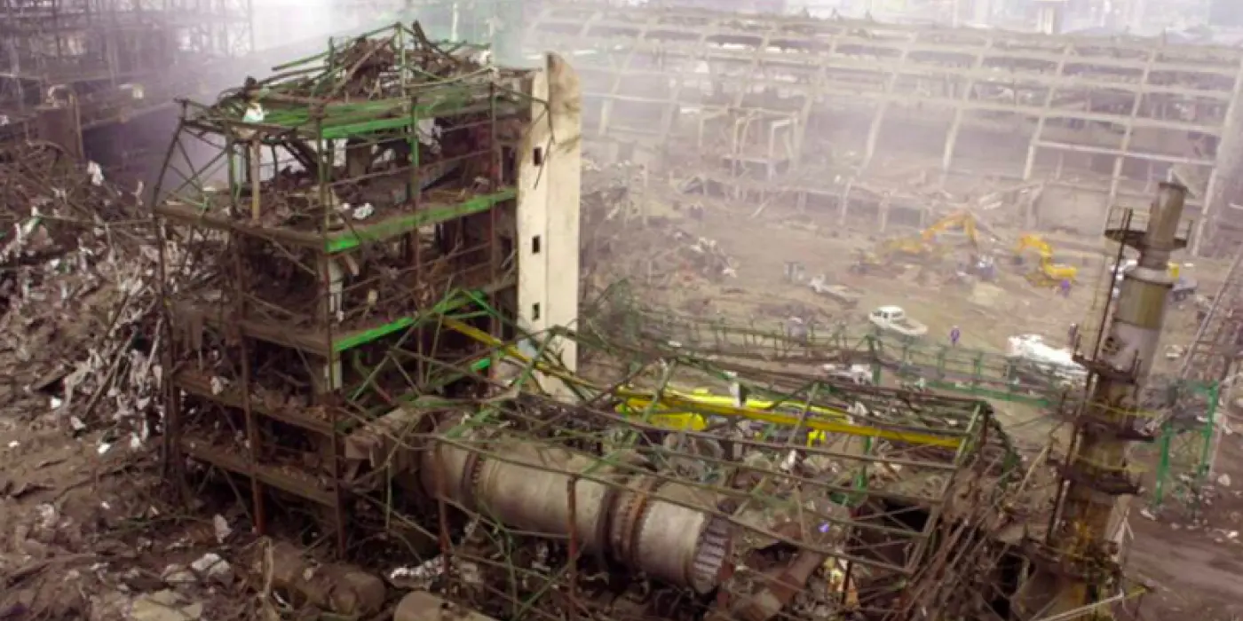 Un site industriel détruit après une explosion de gaz.